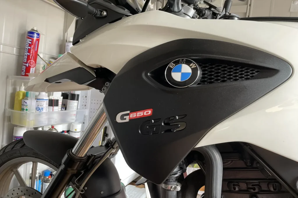 自作ステッカー施工完了後のBMW G650GSサイドビュー全景