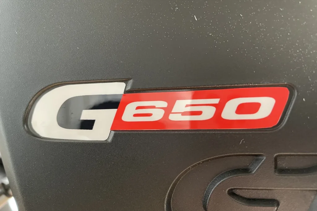 自作ステッカーを貼り直したBMW G650GSのサイドカウル近接写真