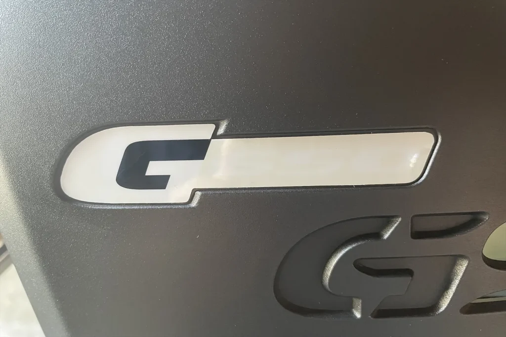 紫外線で色褪せてGの文字以外が消えたBMW G650GSのステッカー
