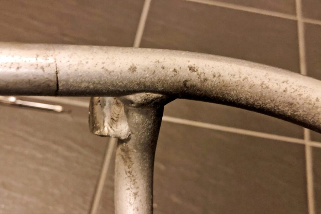 アルミ溶接ビード周辺に発生した白サビと汚れの拡大