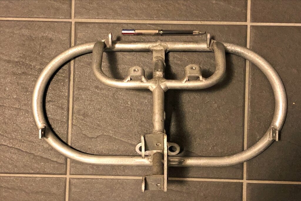 車両から取り外されたXR BAJAのヘッドライトガード単体