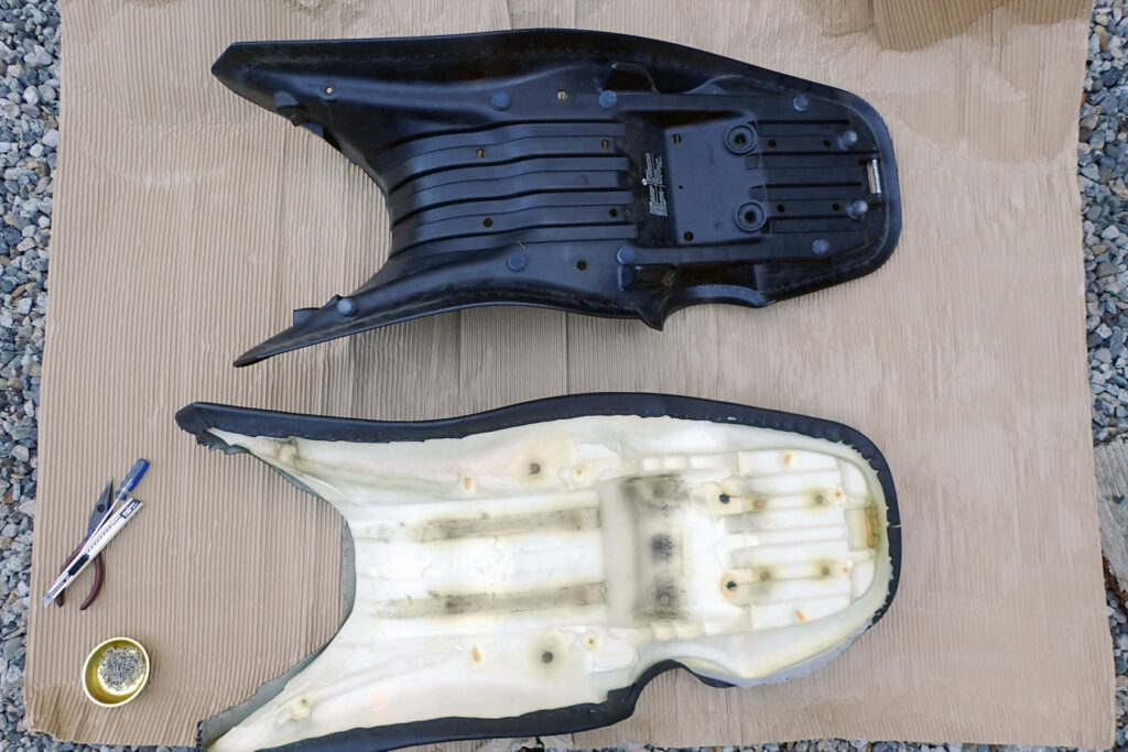 F650GSのハイシートのシートベースとスポンジを分離したところ