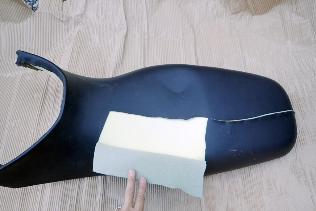 F650GSのハイシートの表皮を剥がしているところ