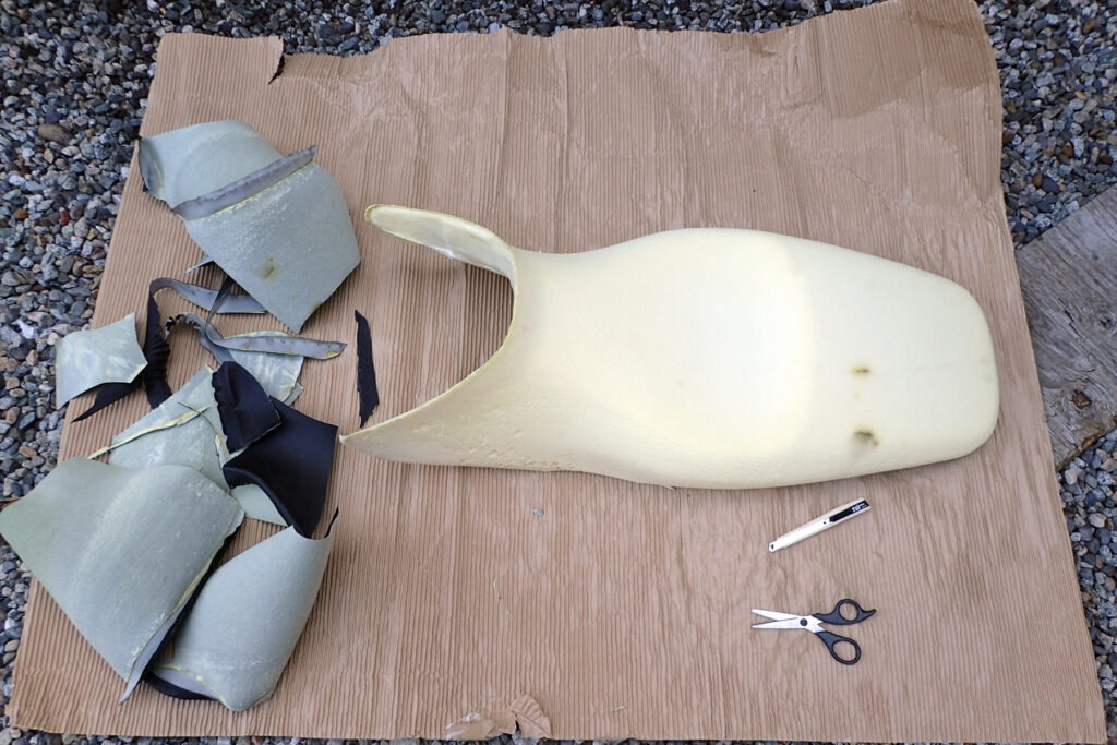 F650GSのハイシートの表皮を剥がし終わったところ.ハイシートのスポンジ形状.