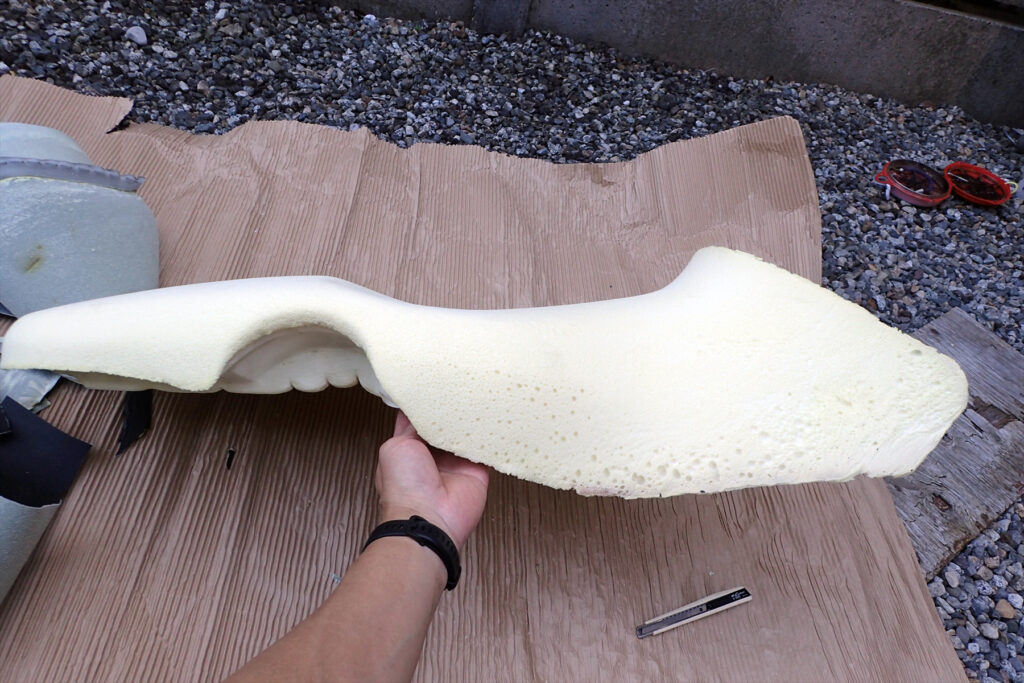 F650GSのハイシートのスポンジの状態.スポンジの全景.