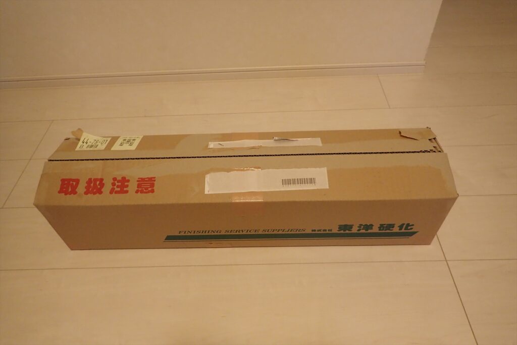 専門業者「東洋硬化」から再メッキ加工後に丁寧に梱包されて届いたフロントフォークの箱
