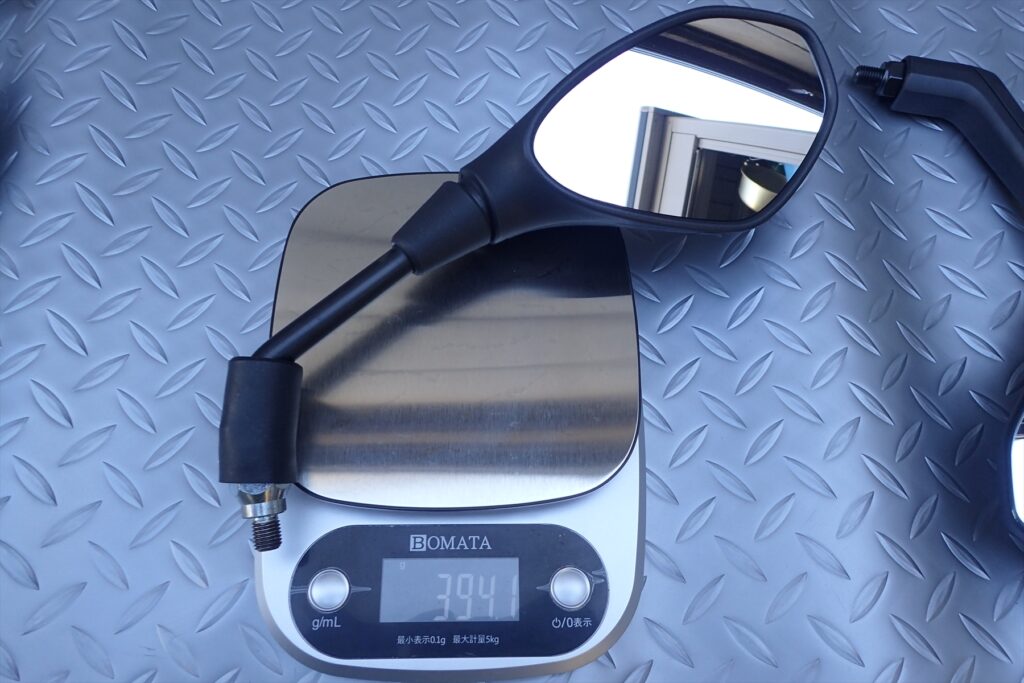 G650GSの純正サイドミラーの重量測定写真:デジタルスケール表示は394g