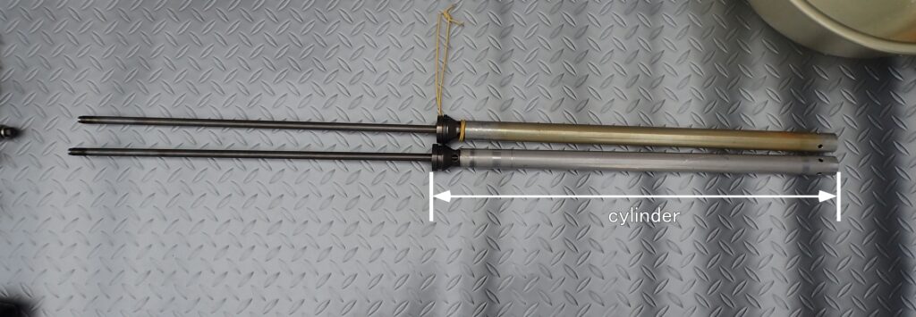 Side-by-side comparison of front fork cylinder lengths between Honda XR250 MD30 and ME08.
