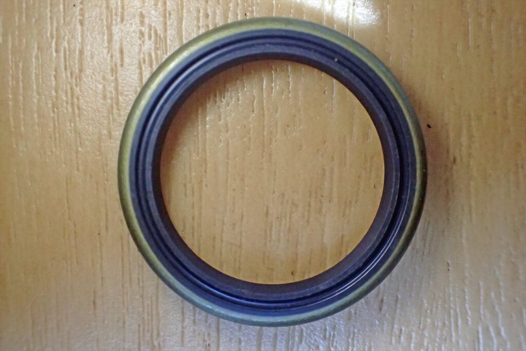 刻印がない側のオイルシール裏面。ダブルリップ構造が見える面。