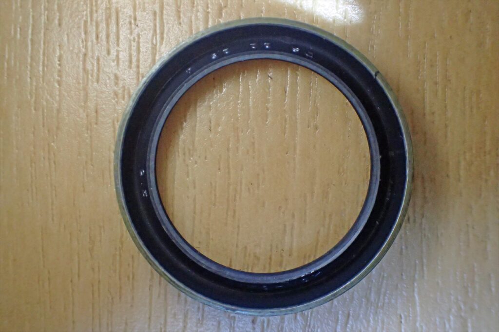 日本トムソン（IKO）DS型オイルシールの刻印がある側の表面。メーカー名やサイズが確認できる面。