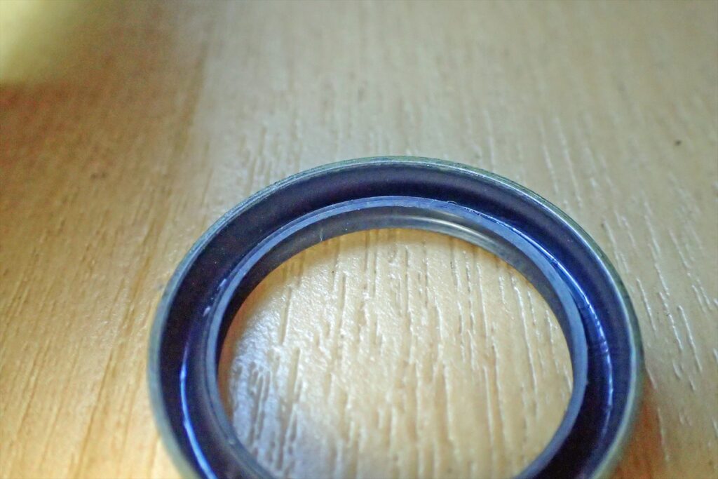 刻印がある側のオイルシールを斜めから撮影。シールリップの立ち上がりと形状の確認。