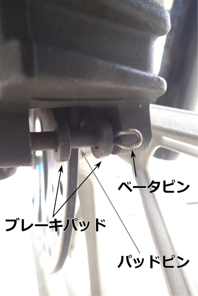 BMW G650GSのフロントブレーキキャリパー周辺の様子