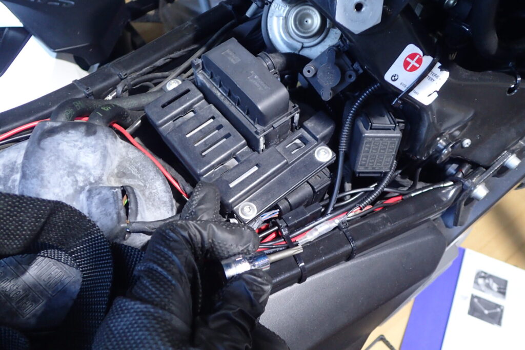 BMW G650GSのBMSコントロールユニットを覆っている黒い樹脂カバーを外した状態