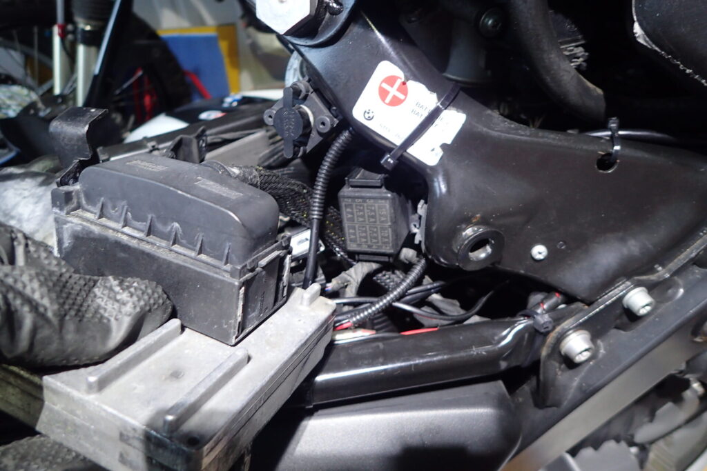車体中央にあるG650GSのBMSコントロールユニット本体とヒューズボックスの配置