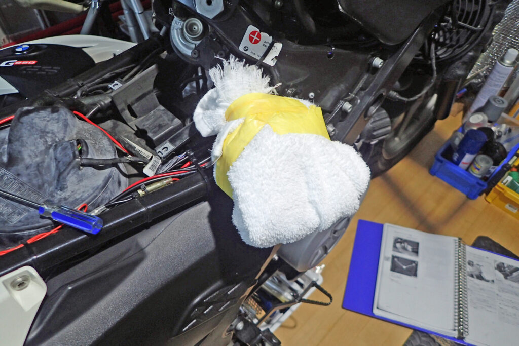 取り外したBMSコントロールユニットを傷から守るためにウェス（布）で保護した様子