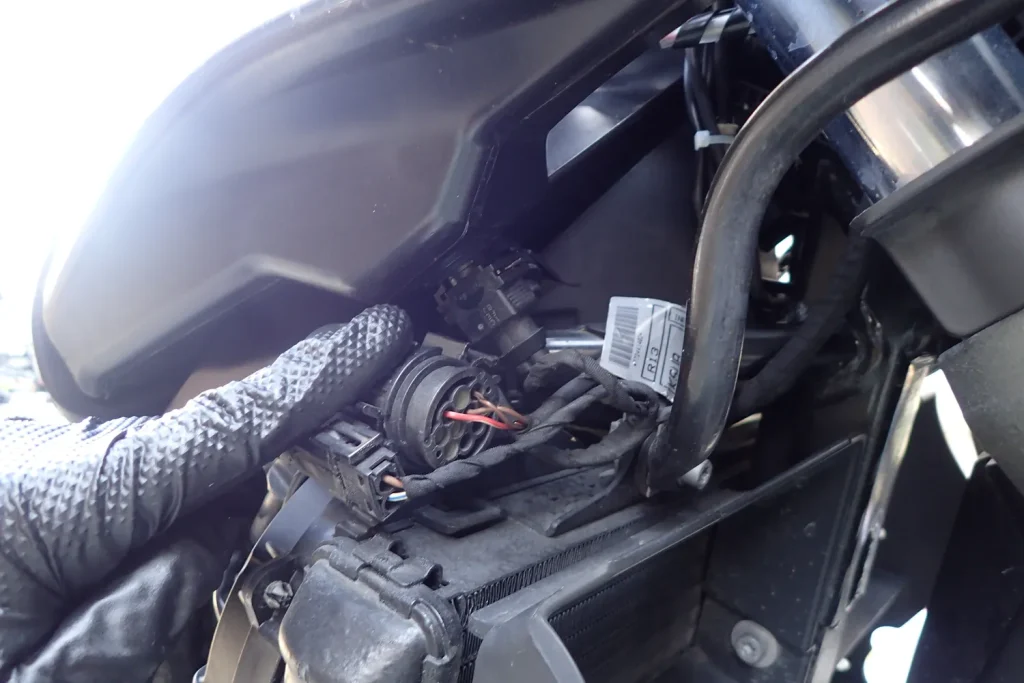 BMW G650GSの右側カウルを取り外し吸気温度センサー位置を示した様子