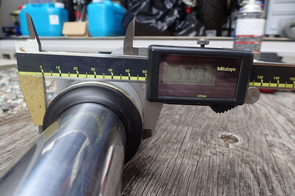 F650GS（単気筒）のアウターチューブのフォークブーツの入る場所の直径は60mm