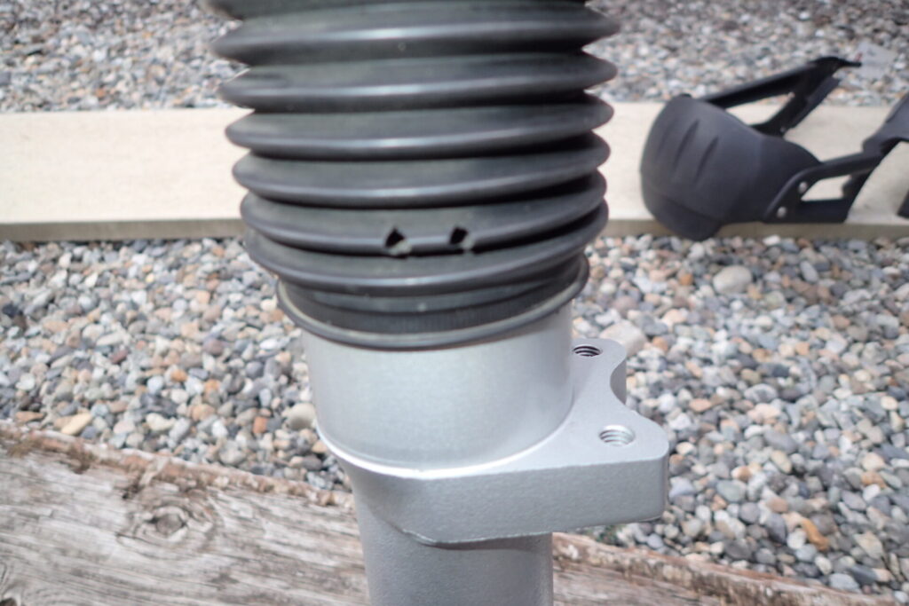 フロントフォークブーツの向きを確認する．穴の空いている側が進行方向の逆側