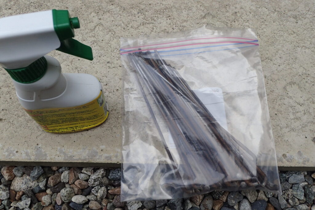 ネジザウルスリキッド(泡)を使用して錆びたスポークのサビおとしの準備