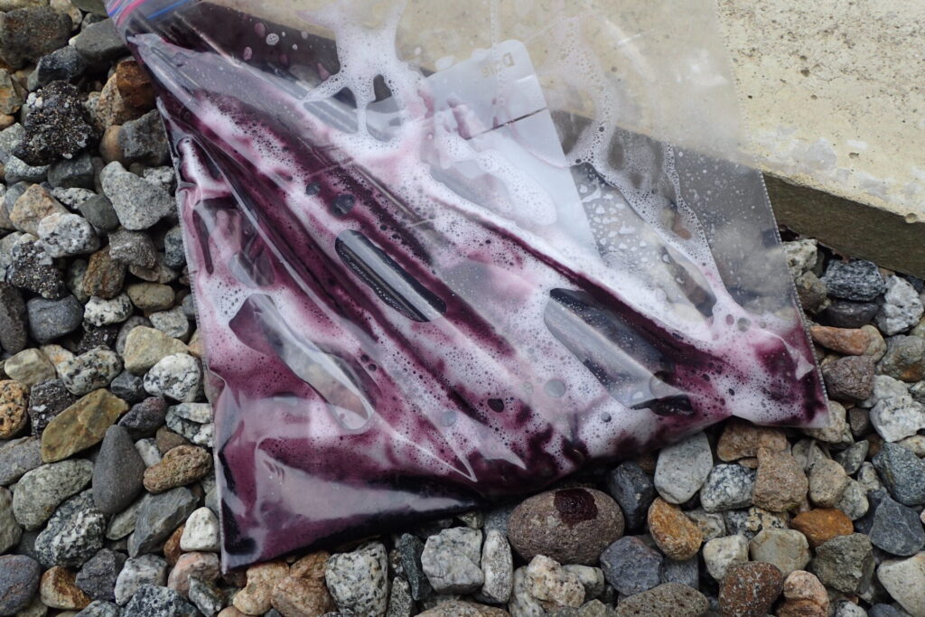 サビたスポークにネジザウルスリキッド(泡)を吹き付けた直後の様子