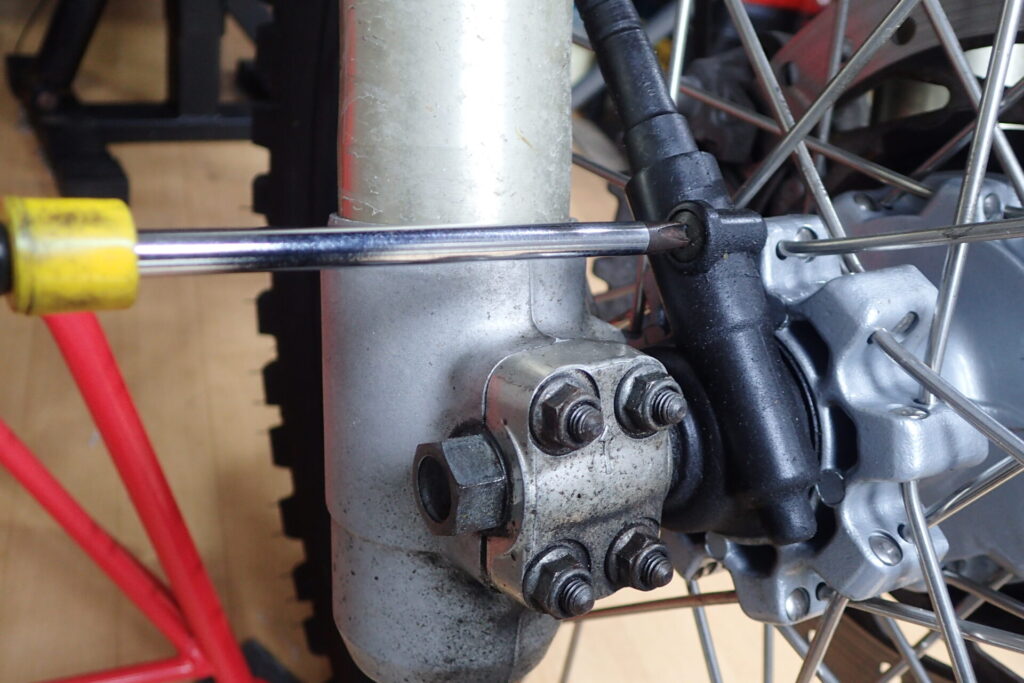 XR BAJAのスピードメーターケーブルを外す．