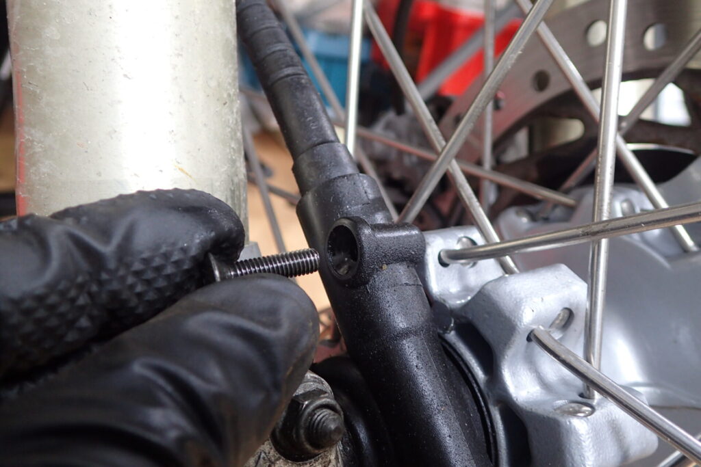 XR BAJAのスピードメーターケーブルを外すときのスポードメーターギア側のネジ