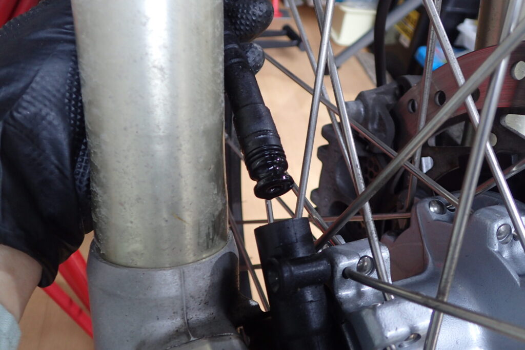 XR BAJAのスピードメーターケーブルを外す