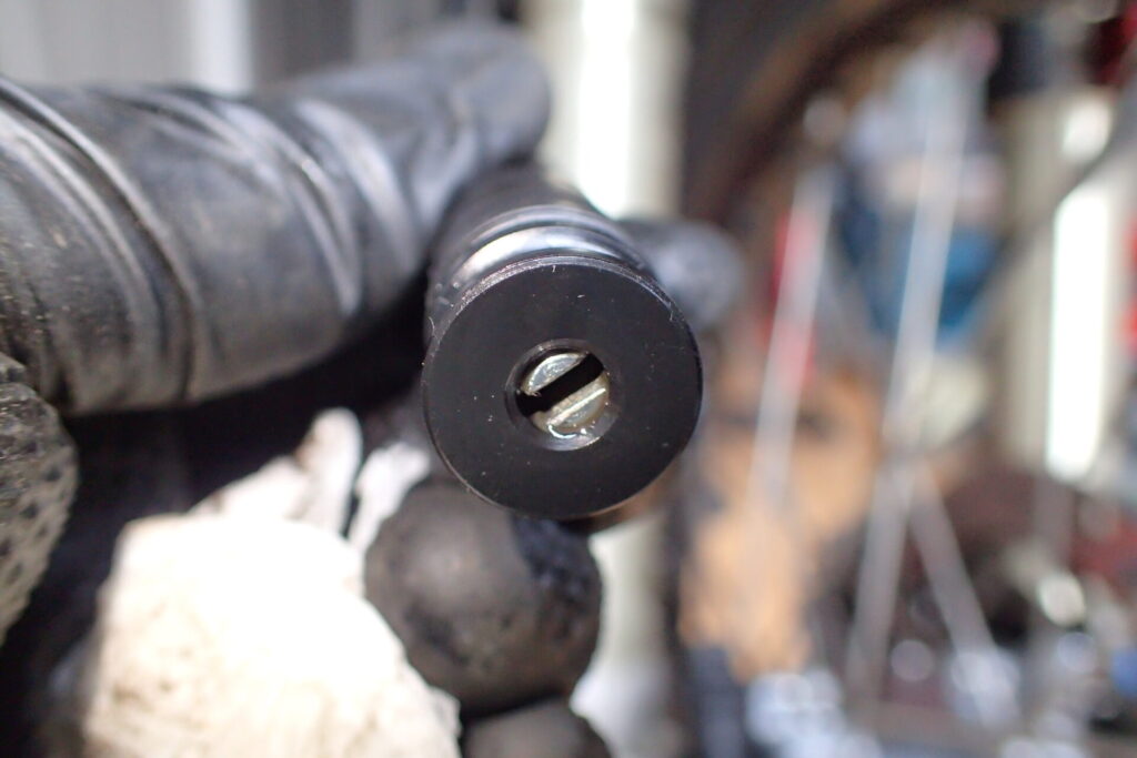 XR BAJAのスピードメーターケーブルのギア側の状況