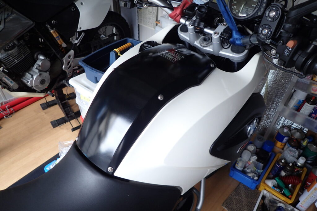 G650GSのバッテリー搭載位置