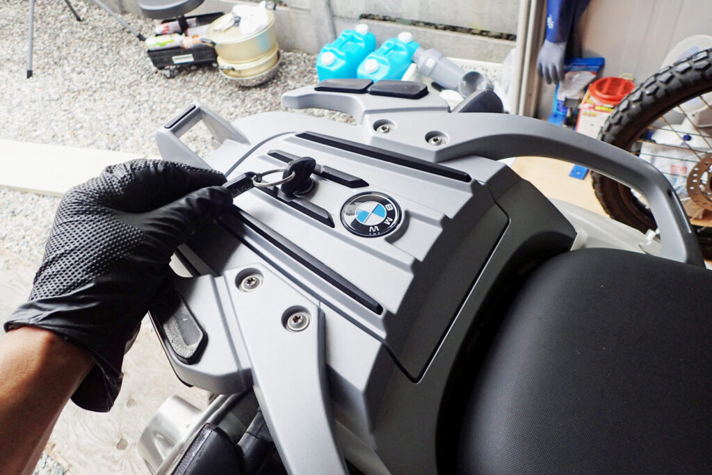 G650GSのシートを外す