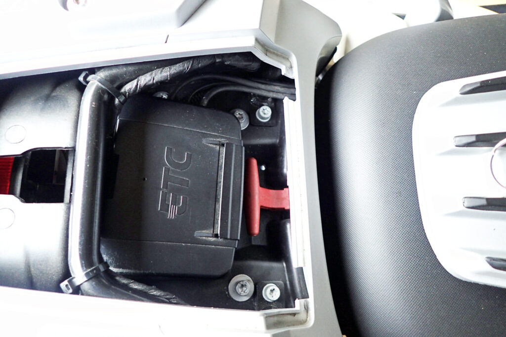 G650GSのシートを外す