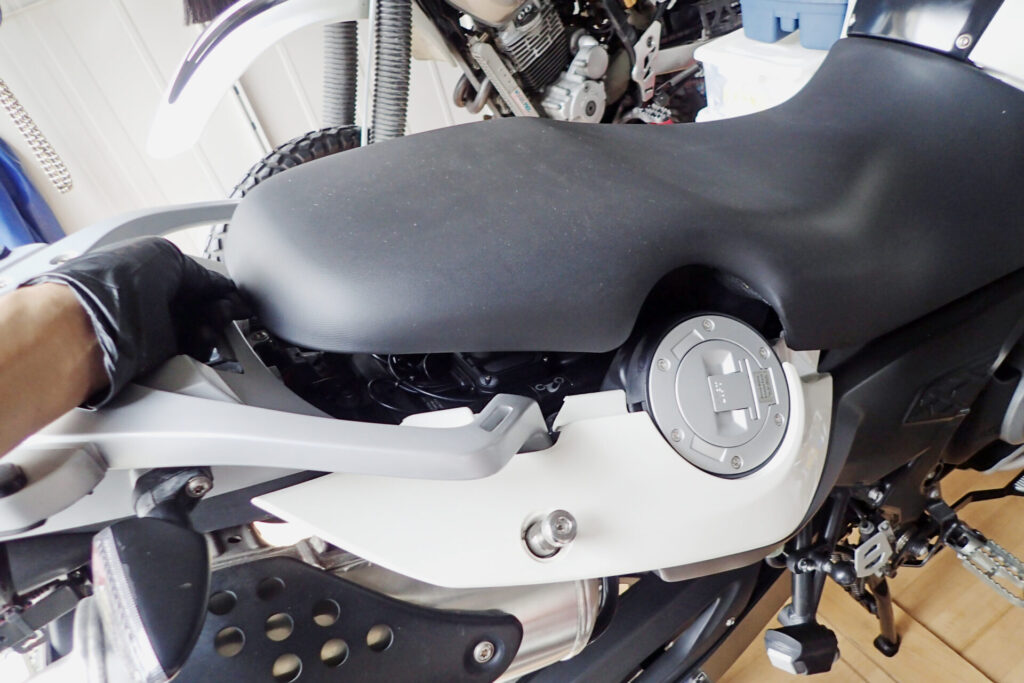 G650GSのシートを外す