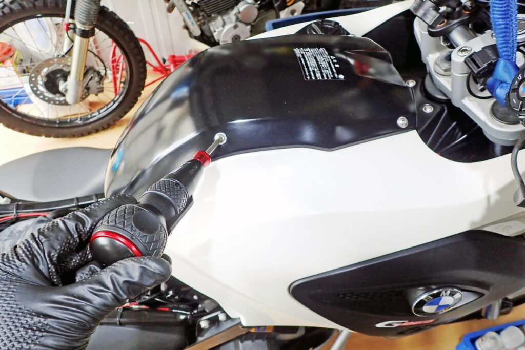 G650GSのバッテリを外すためにセンターフェアリングを外す