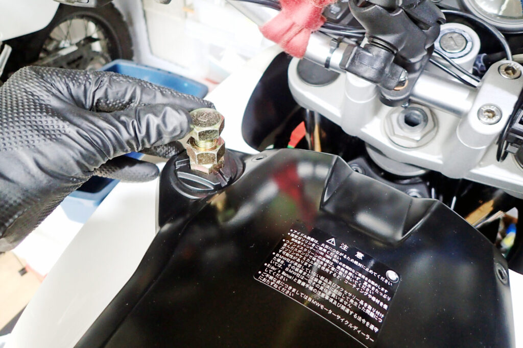 G650GSのオイルフィラーキャップを外す