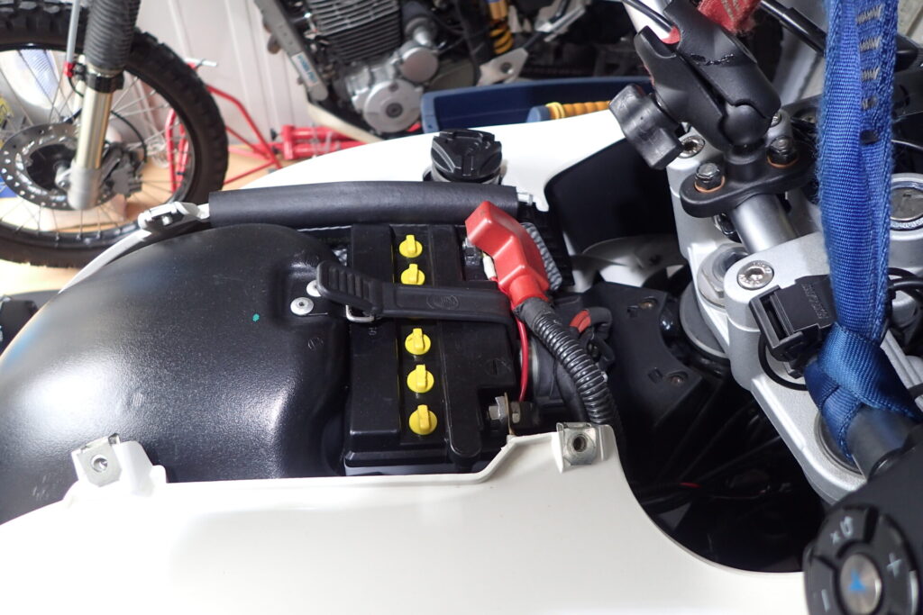 G650GSのバッテリー搭載位置