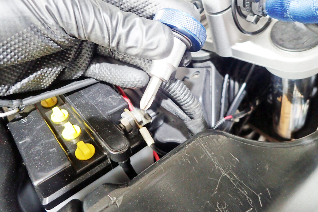 G650GSのバッテリーから端子を外す