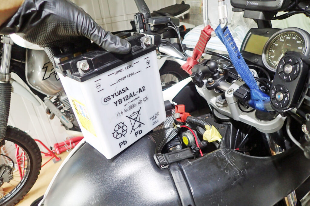 G650GSからバッテリーを外したところ