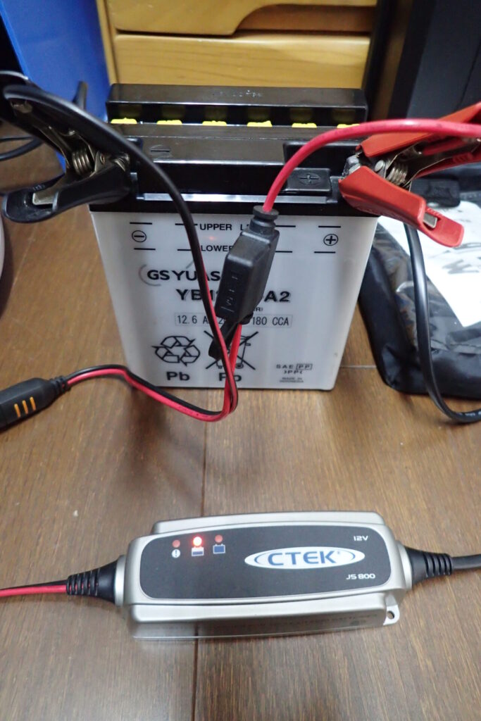 開放型バッテリーを充電する