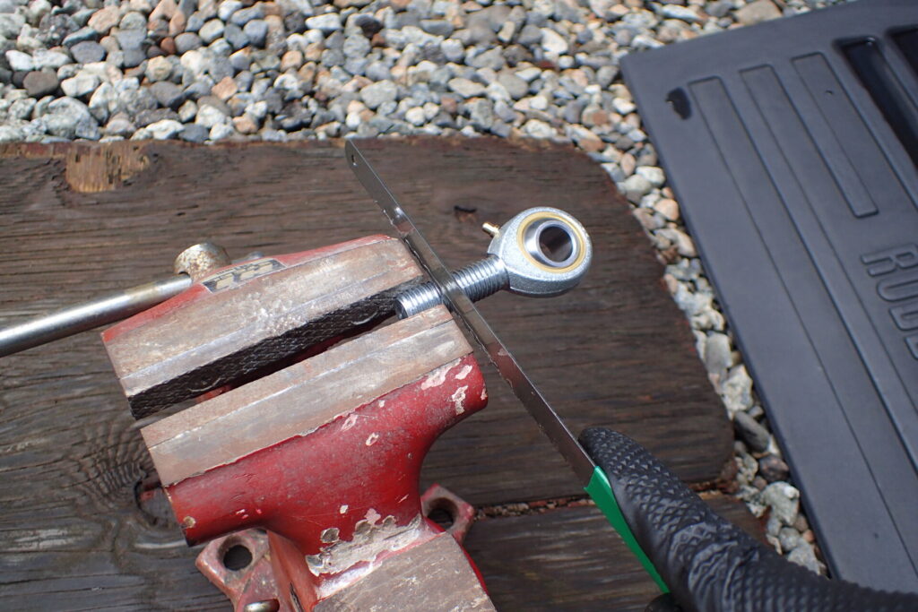 ピロボールのネジ部をカットしているところ