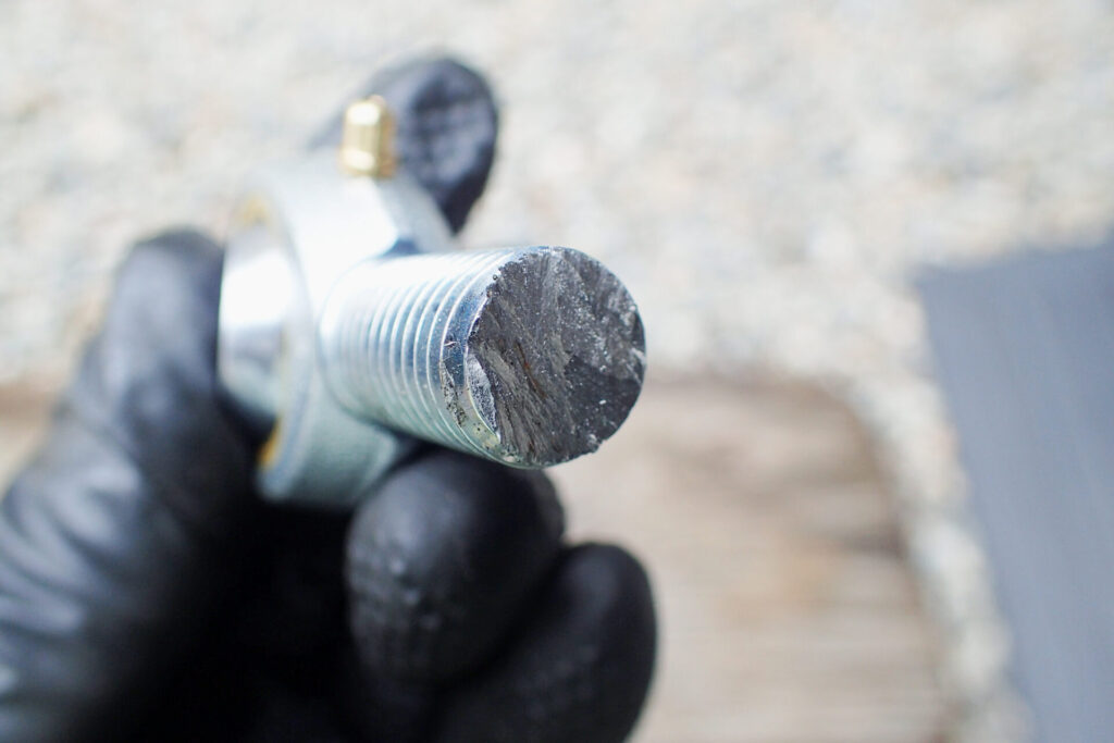 ピロボールのネジ部を金鋸でカットした破断面