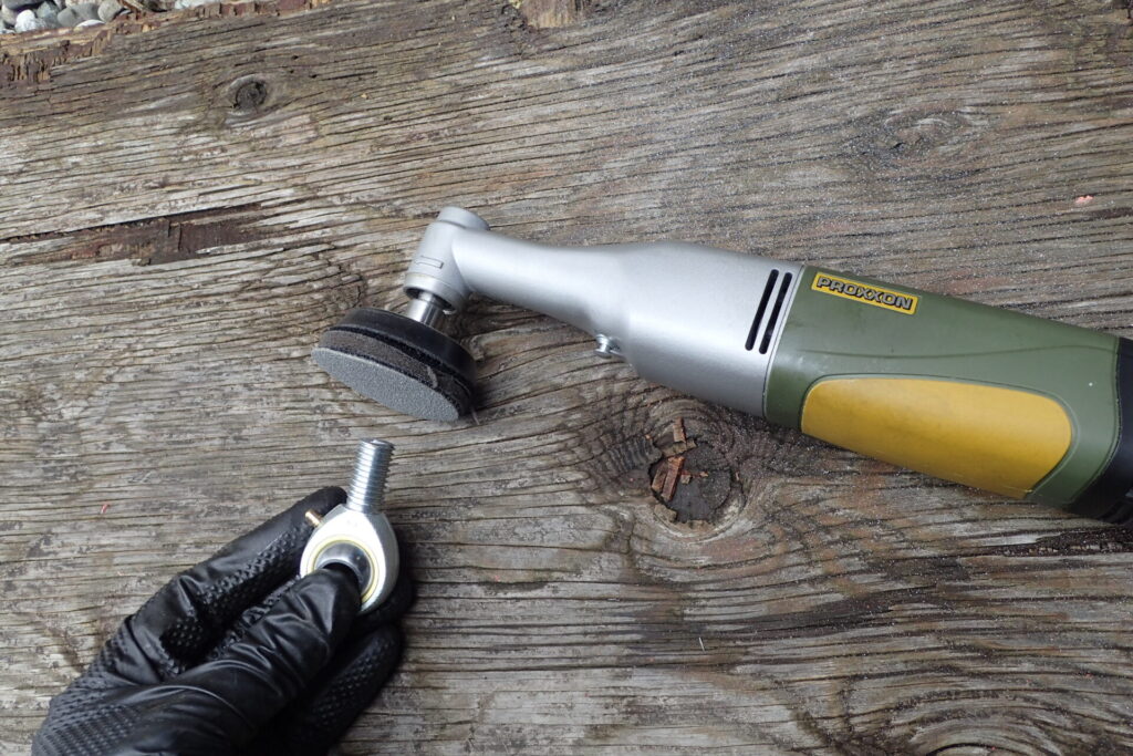 金鋸でカットした面を，マイクロポリッシャーで磨く