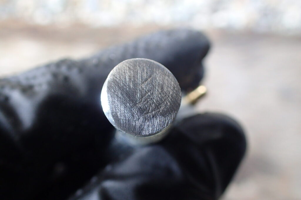 金鋸でカットした面を＃80でマイクロポリッシャーで磨いたあと