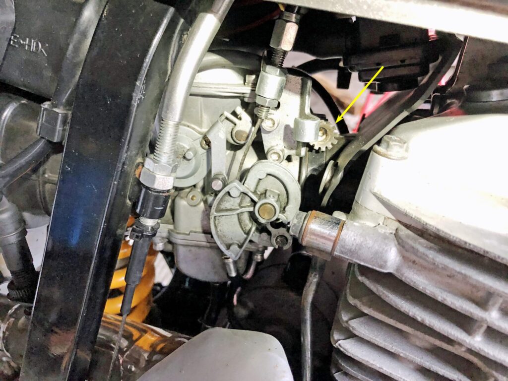 NGCスムーズドライブ(静電気除去システム)が取り付けられたホンダ XR250 のエンジンとキャブレター周りの詳細写真です。インシュレーターバンドボルトやステップホルダー、その他複数の除電ボルトが確認できます。このシステムにより、吸気効率の向上やエンジントルクの増大といった効果が期待されます。