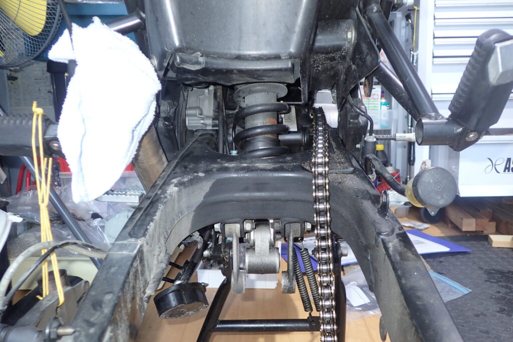 G650GSのリアタイヤを外したところ.リアショックにマッドガードがないのが分かる