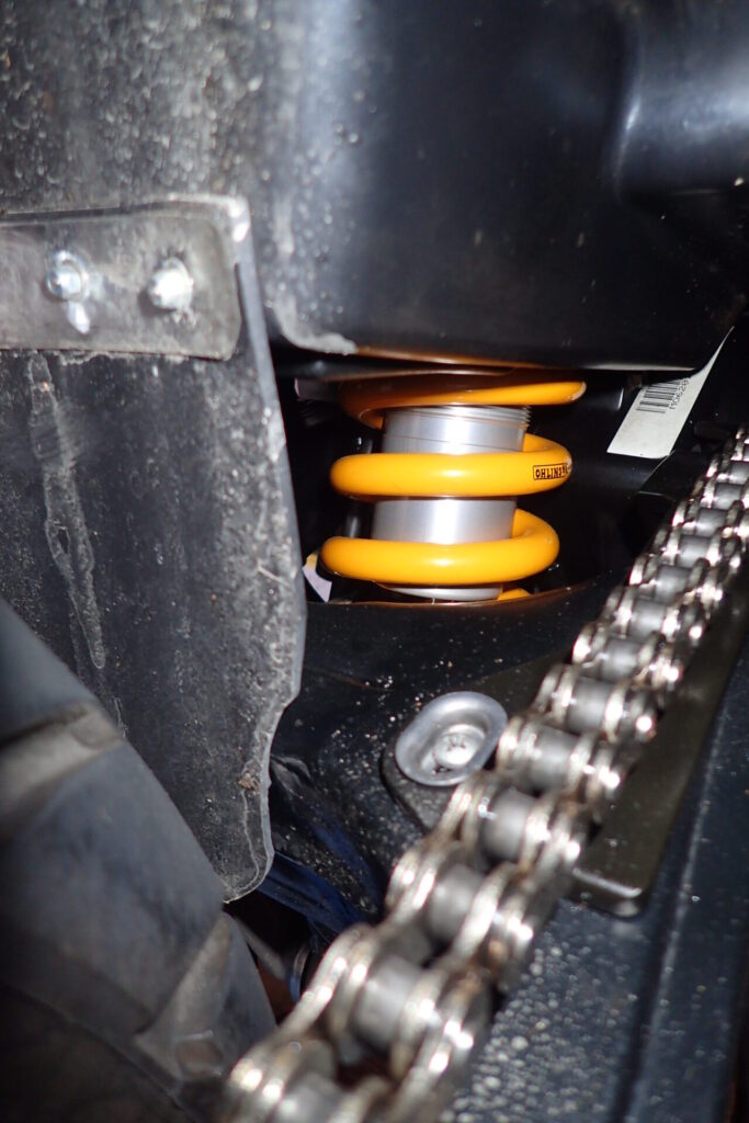 バイクのリアサスペンションを泥はねから守るための自作マッドガードの効果の検証.しっかりと効果を発揮していた