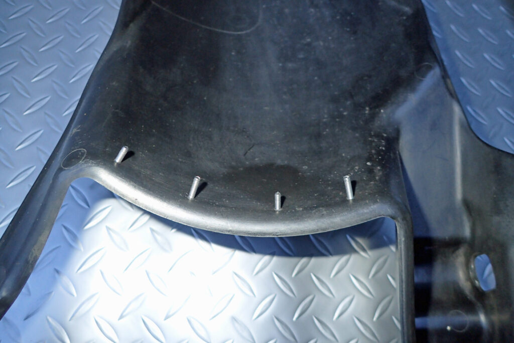 ホイールカバーに自作マッドガードを取り付けるためのボルトをつける