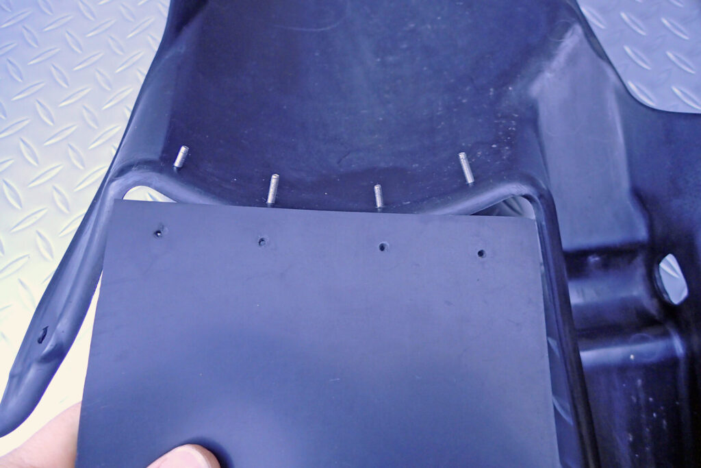 バイクのリアサスペンションを泥はねから守るための自作マッドガードを取り付ける