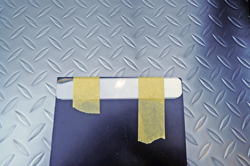 バイクのリアサスペンションを泥はねから守るための自作マッドガードを取り付ける