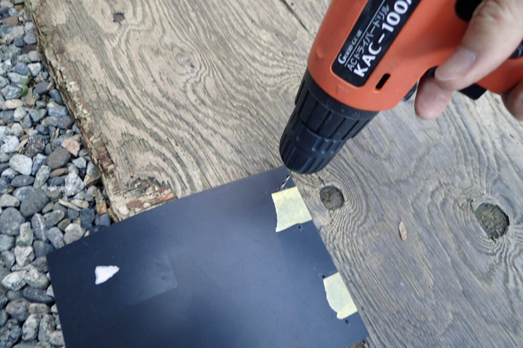 バイクのリアサスペンションを泥はねから守るための自作マッドガードを取り付ける