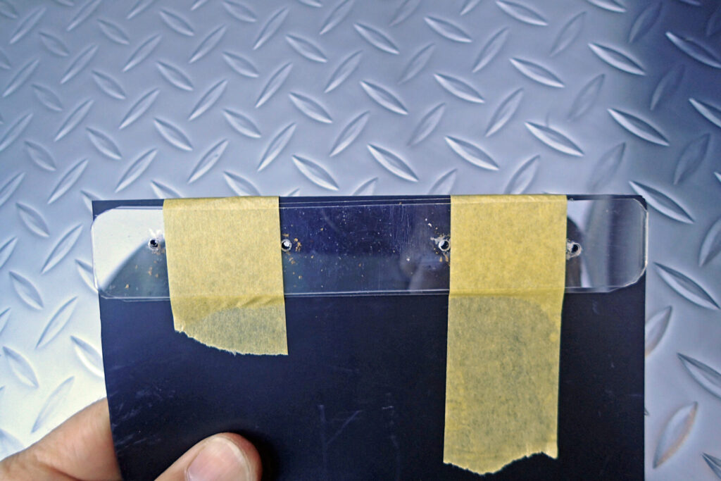 バイクのリアサスペンションを泥はねから守るための自作マッドガードを取り付ける